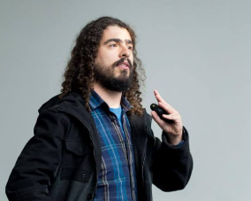 É falso que AVC sofrido por youtuber tenha relação com vacina da covid-19
